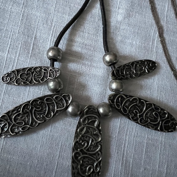 Silver toned women’s costume jewelry - Picture 5 of 5